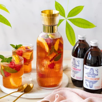 Eistee Karaffen Set mit geriffelter Glaskaraffe und zwei Eistee Konzentraten Tropical und Pfirsich
