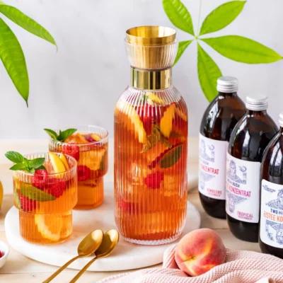 Eistee Karaffen Set mit Glaskaraffe und Eistee Konzentraten Tropical, Pfirsich und Himbeere